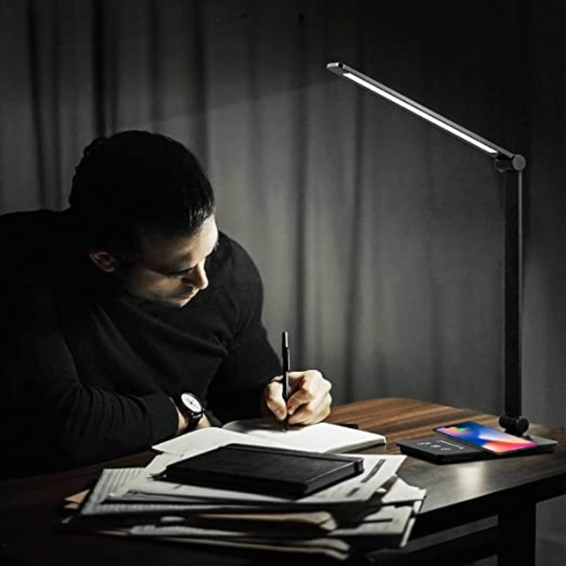 Lámpara de escritorio LED con cargador inalámbrico negro