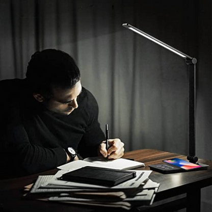 Lámpara de escritorio LED con cargador inalámbrico negro