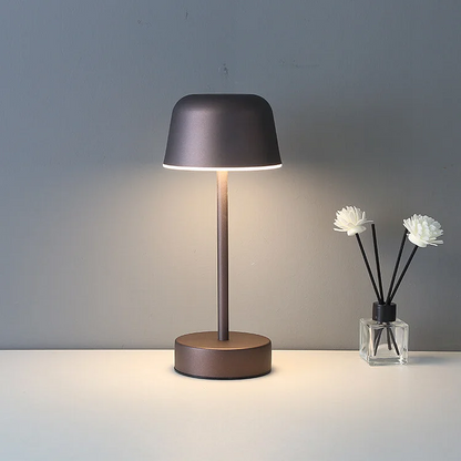 Lámpara de mesa con diseño moderno de metal regulable