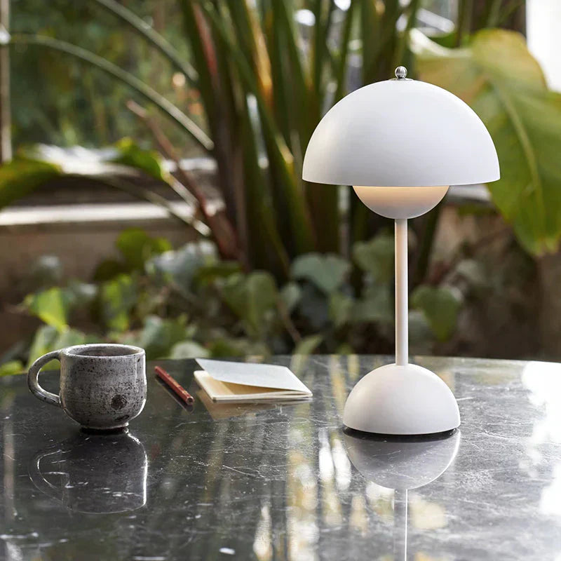 Lámpara de mesa con cúpula blanca y luz LED