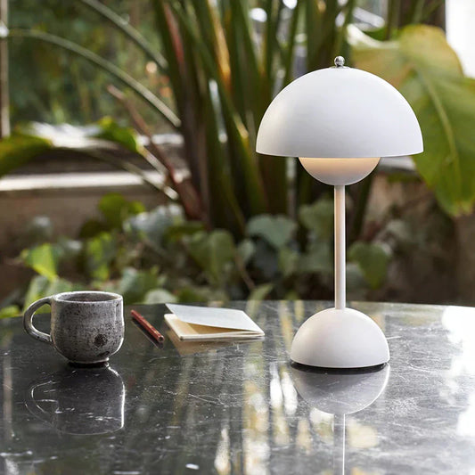 Lámpara de mesa con cúpula blanca y luz LED