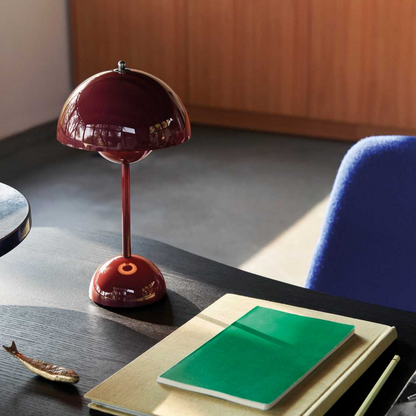 Lámpara de mesa con cúpula blanca y luz LED