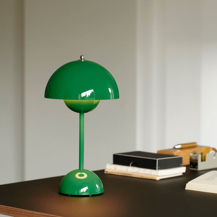 Lámpara de mesa con cúpula blanca y luz LED