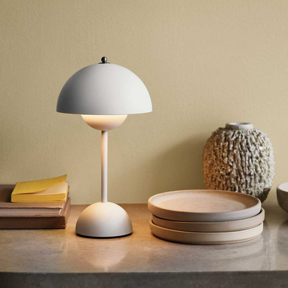Lámpara de mesa con cúpula blanca y luz LED