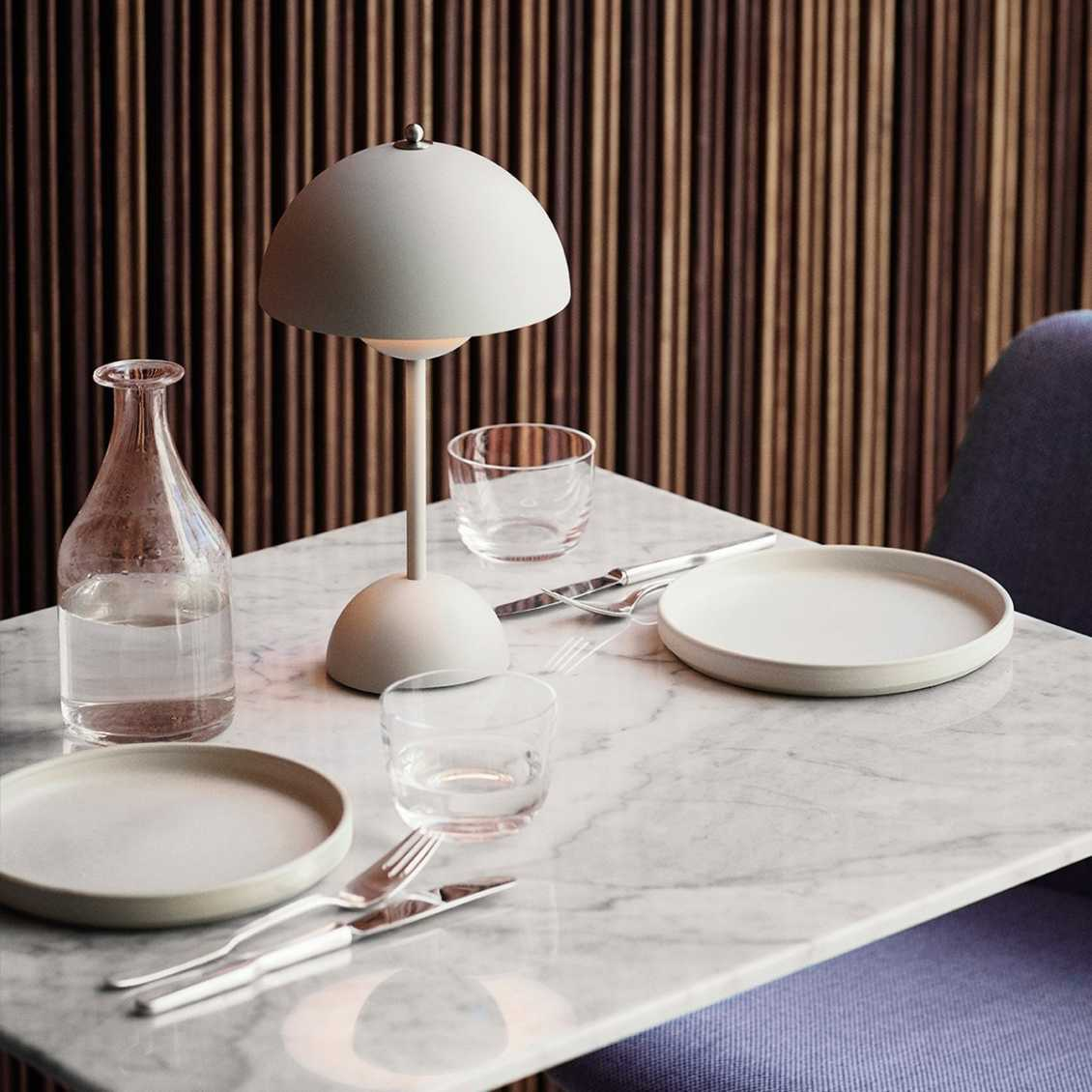 Lámpara de mesa con cúpula blanca y luz LED