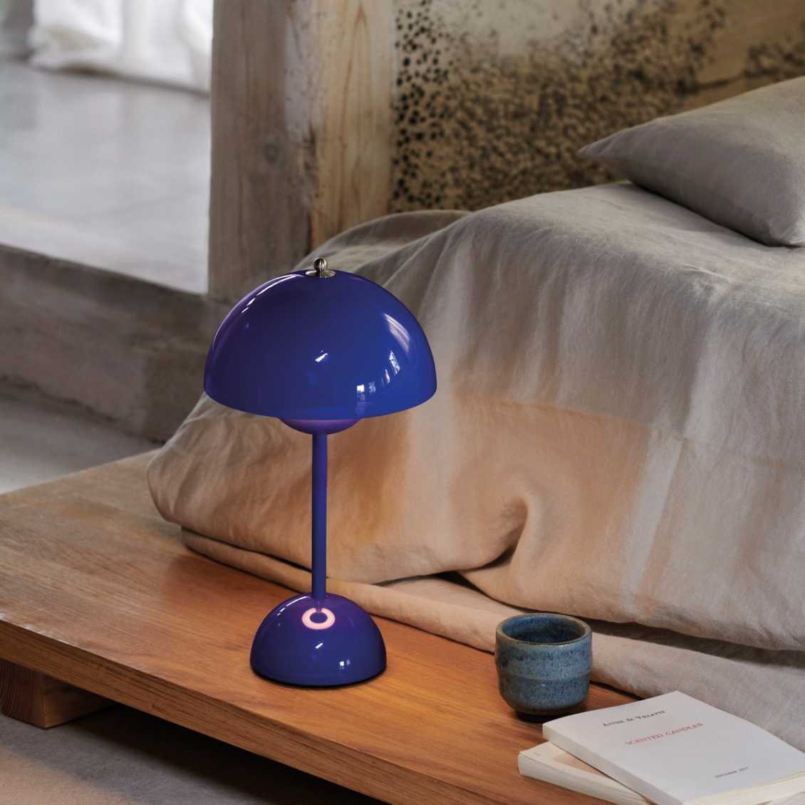 Lámpara de mesa con cúpula blanca y luz LED