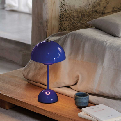 Lámpara de mesa con cúpula blanca y luz LED