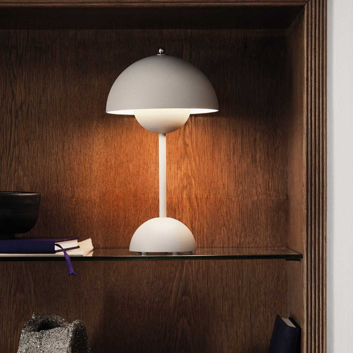 Lámpara de mesa con cúpula blanca y luz LED