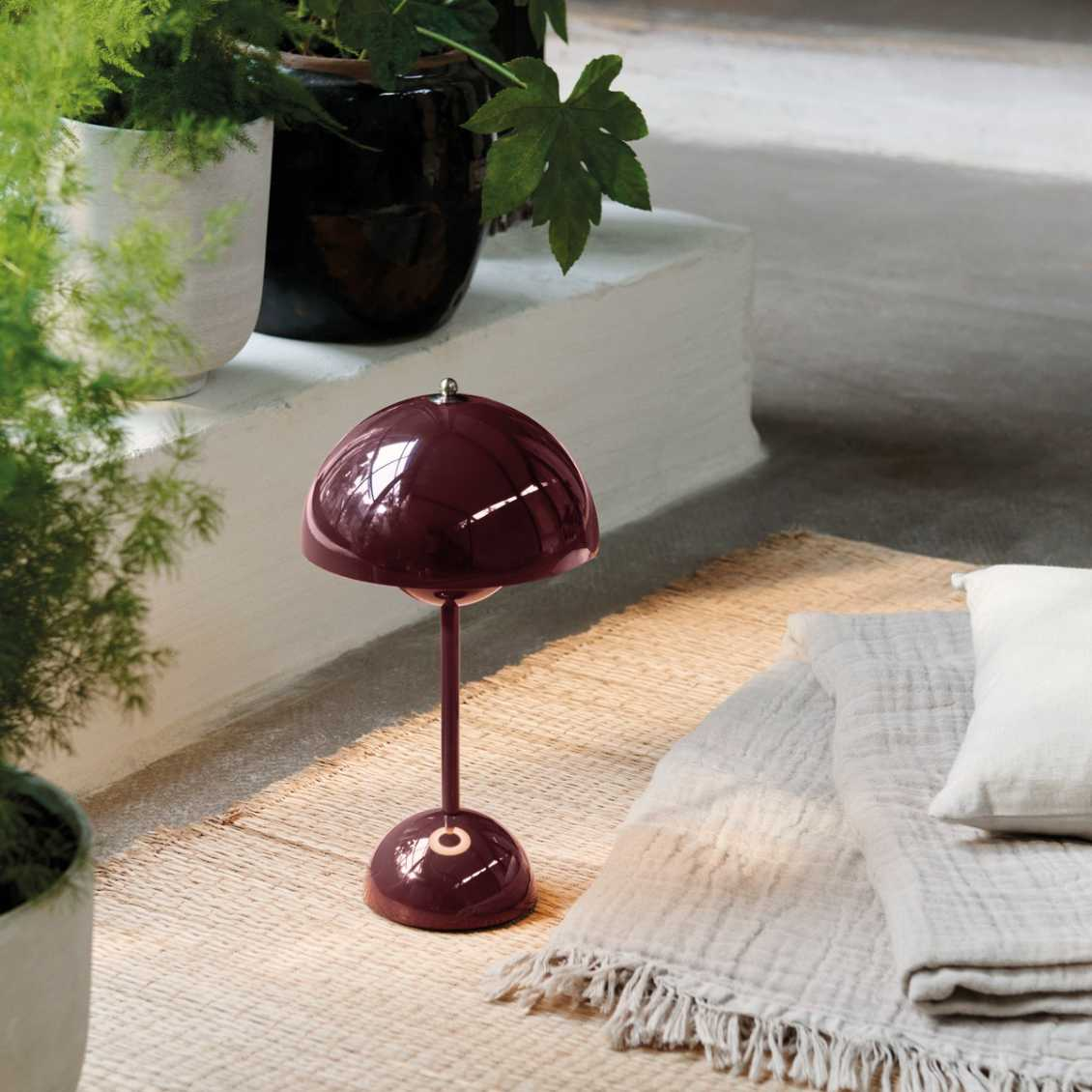 Lámpara de mesa con cúpula blanca y luz LED