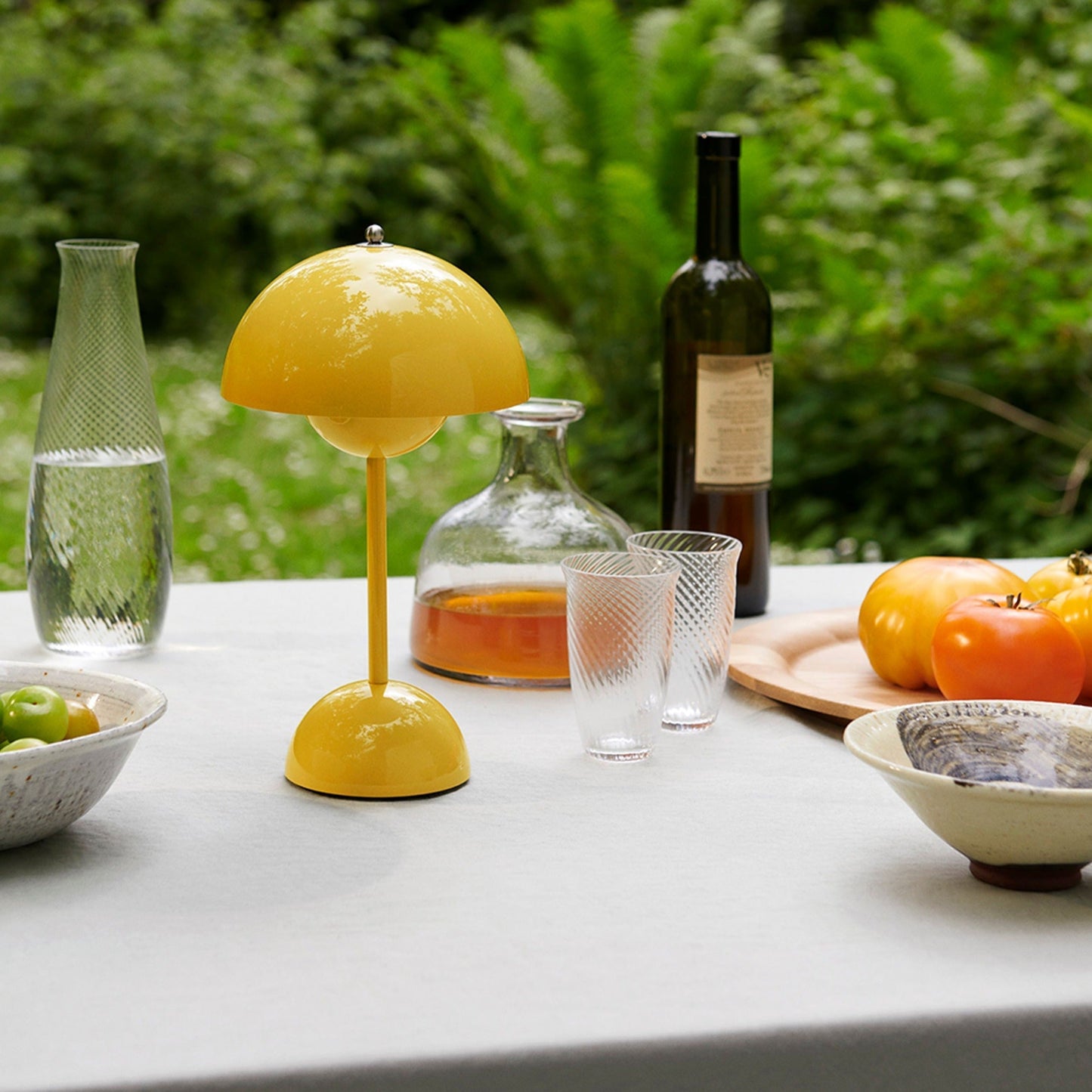 Lámpara de mesa con cúpula blanca y luz LED