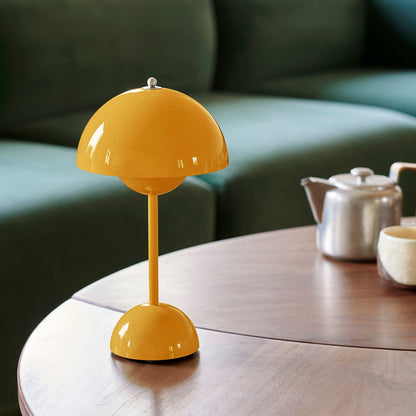 Lámpara de mesa con cúpula blanca y luz LED