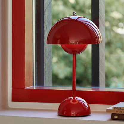 Lámpara de mesa con cúpula blanca y luz LED