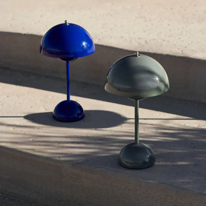 Lámpara de mesa con cúpula blanca y luz LED
