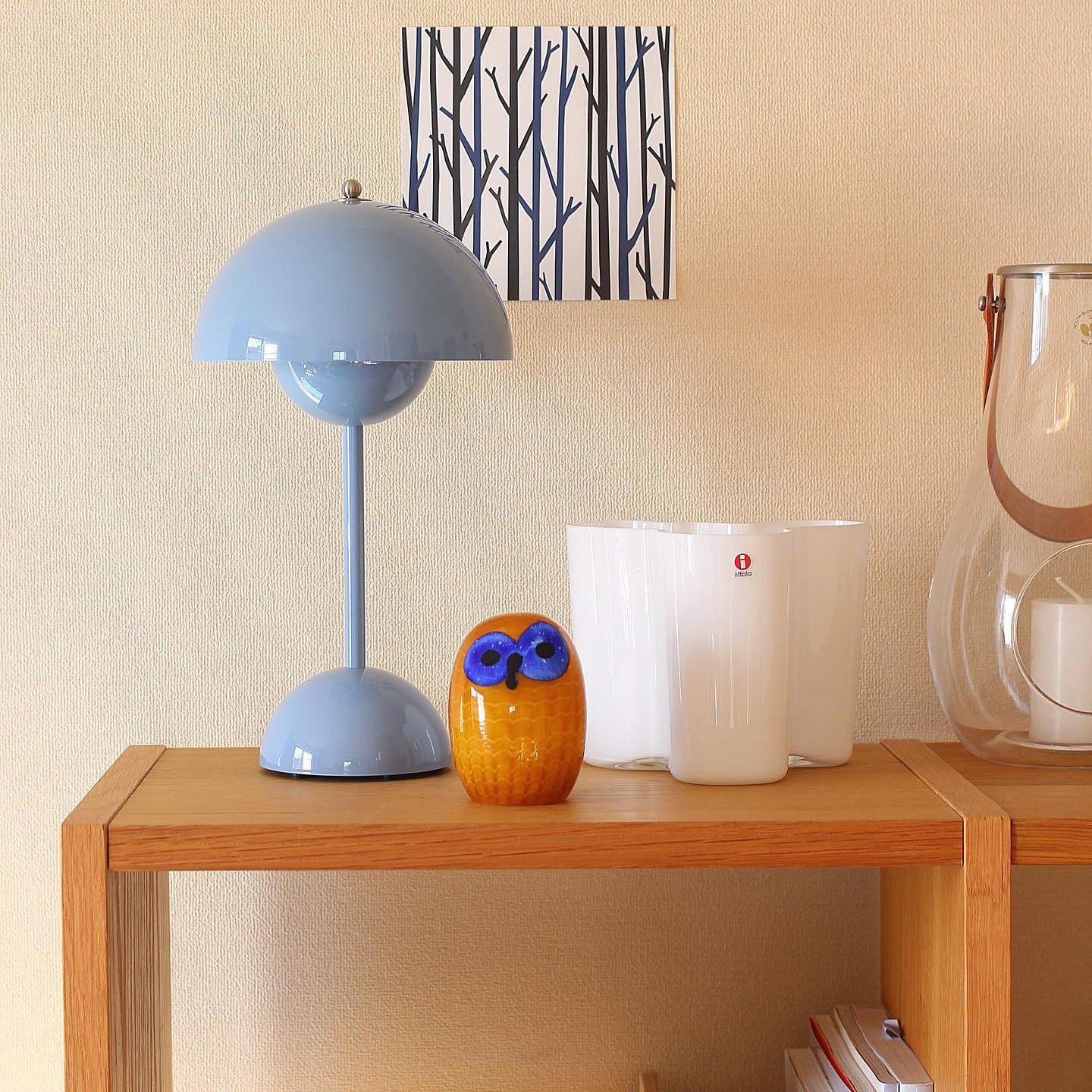 Lámpara de mesa con cúpula blanca y luz LED