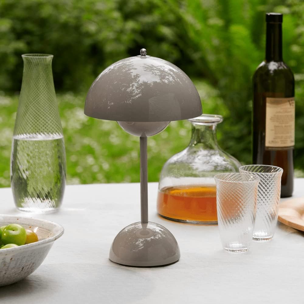 Lámpara de mesa con cúpula blanca y luz LED