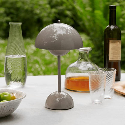 Lámpara de mesa con cúpula blanca y luz LED
