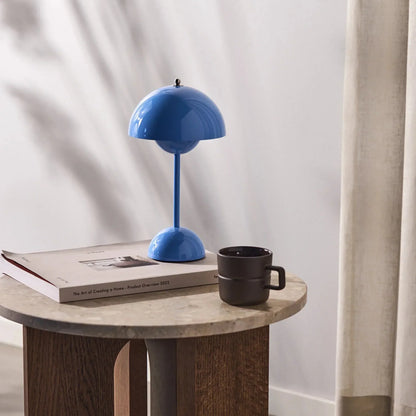 Lámpara de mesa con cúpula blanca y luz LED