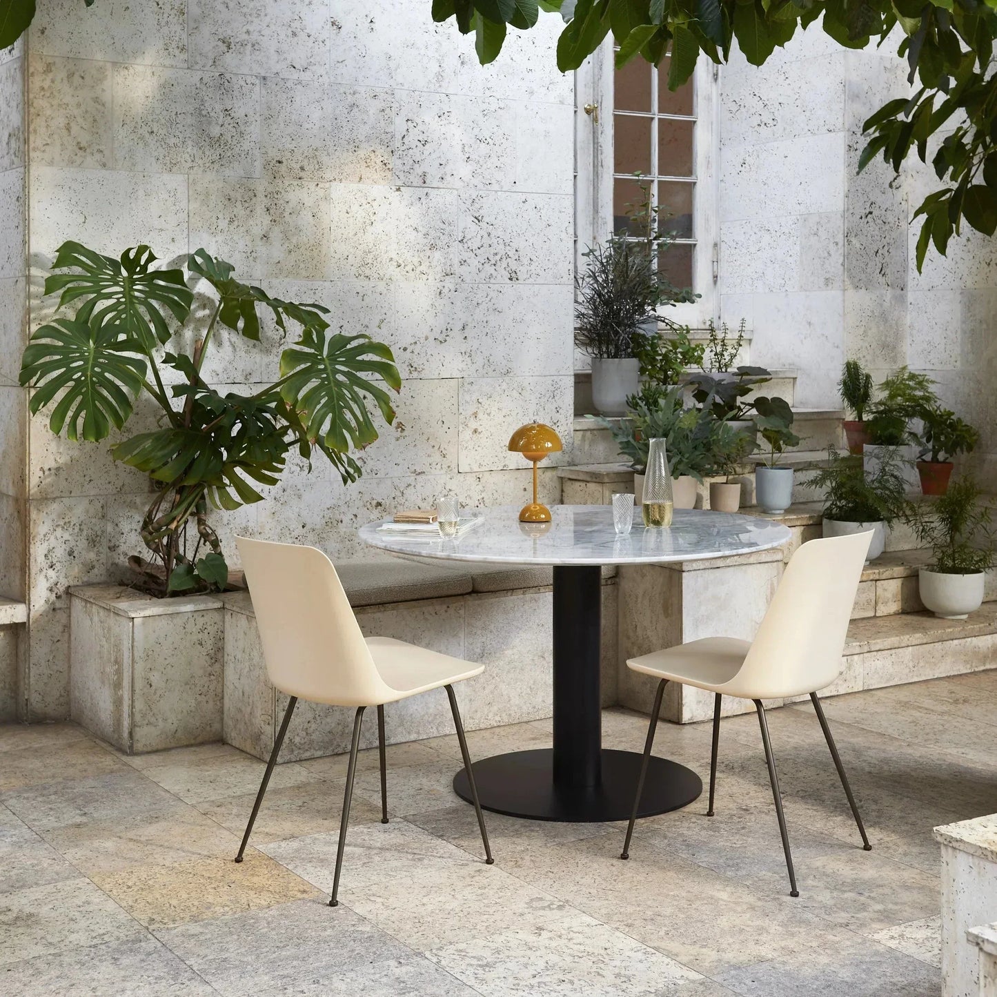 Lámpara de mesa con cúpula blanca y luz LED