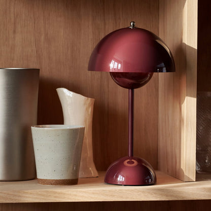 Lámpara de mesa con cúpula blanca y luz LED