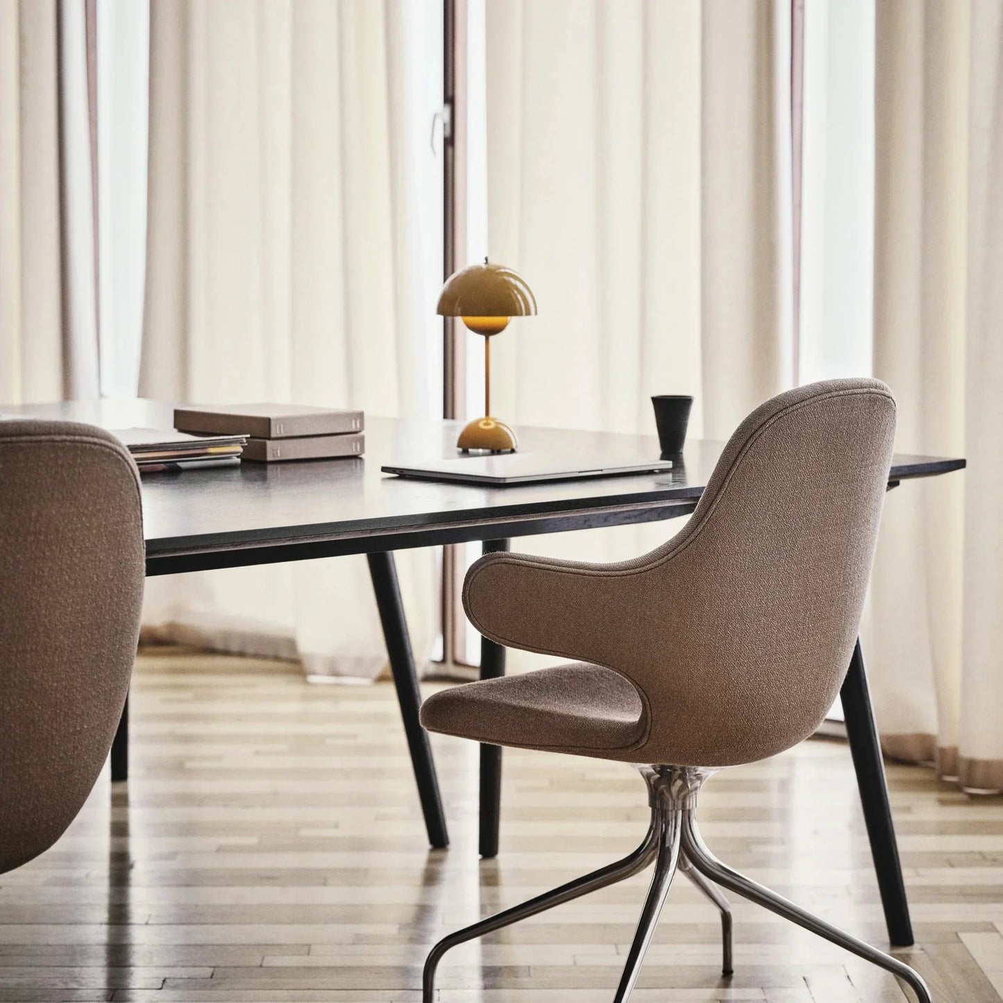 Lámpara de mesa con cúpula blanca y luz LED