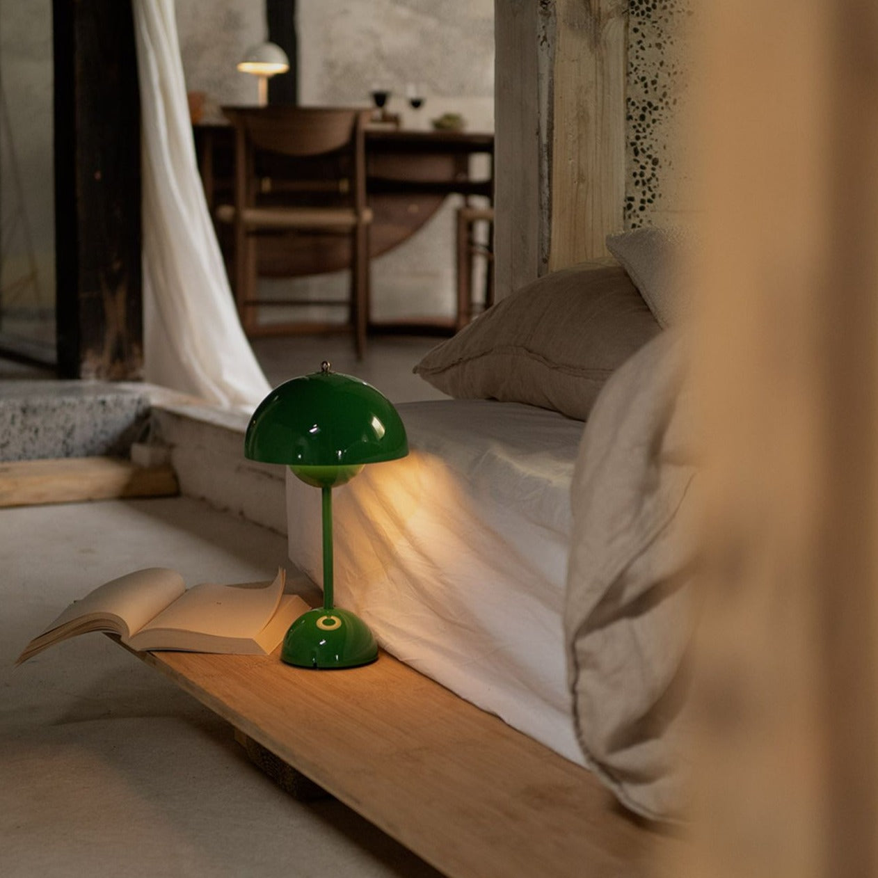 Lámpara de mesa con cúpula blanca y luz LED