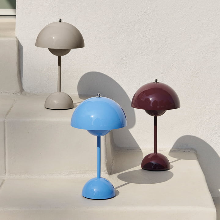 Lámpara de mesa con cúpula blanca y luz LED