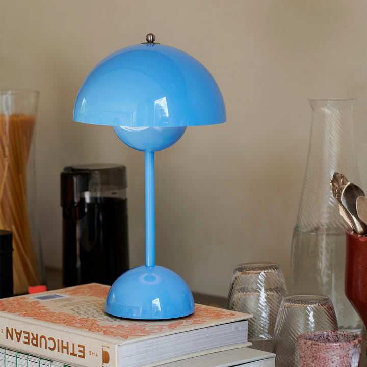 Lámpara de mesa con cúpula blanca y luz LED