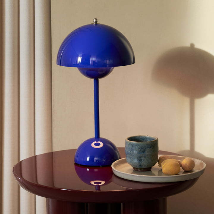 Lámpara de mesa con cúpula blanca y luz LED