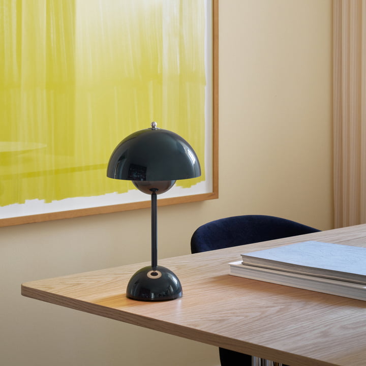 Lámpara de mesa con cúpula blanca y luz LED