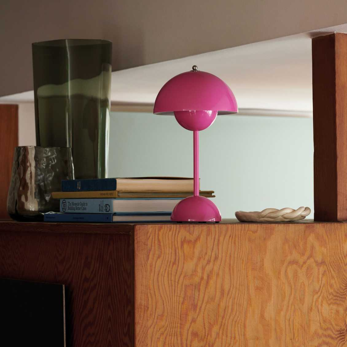Lámpara de mesa con cúpula blanca y luz LED