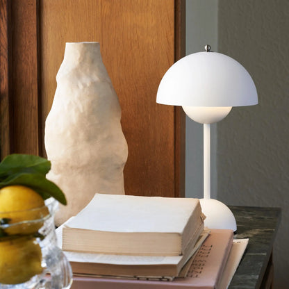 Lámpara de mesa con cúpula blanca y luz LED