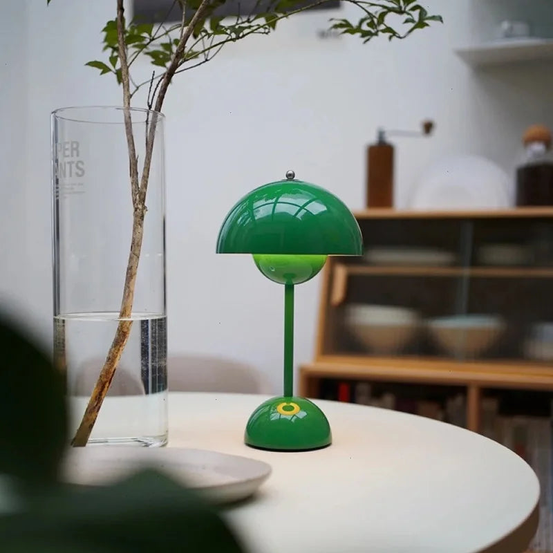 Lámpara de mesa con cúpula blanca y luz LED