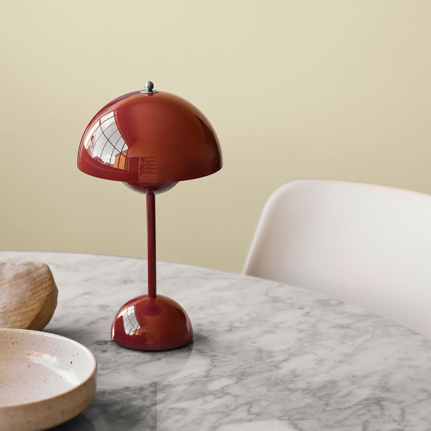 Lámpara de mesa con cúpula blanca y luz LED
