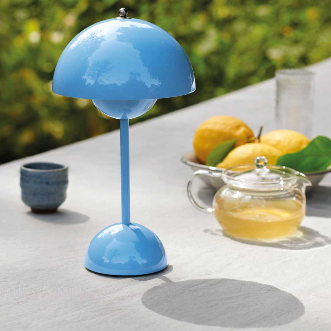 Lámpara de mesa con cúpula blanca y luz LED