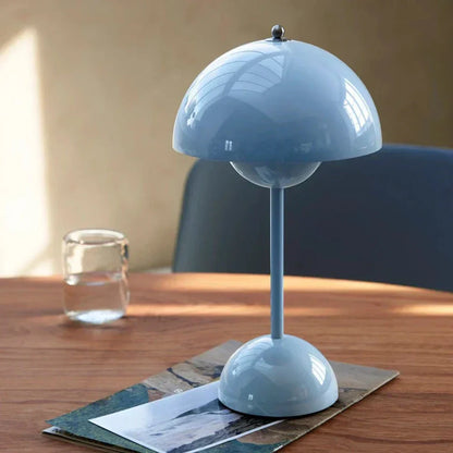 Lámpara de mesa con cúpula blanca y luz LED
