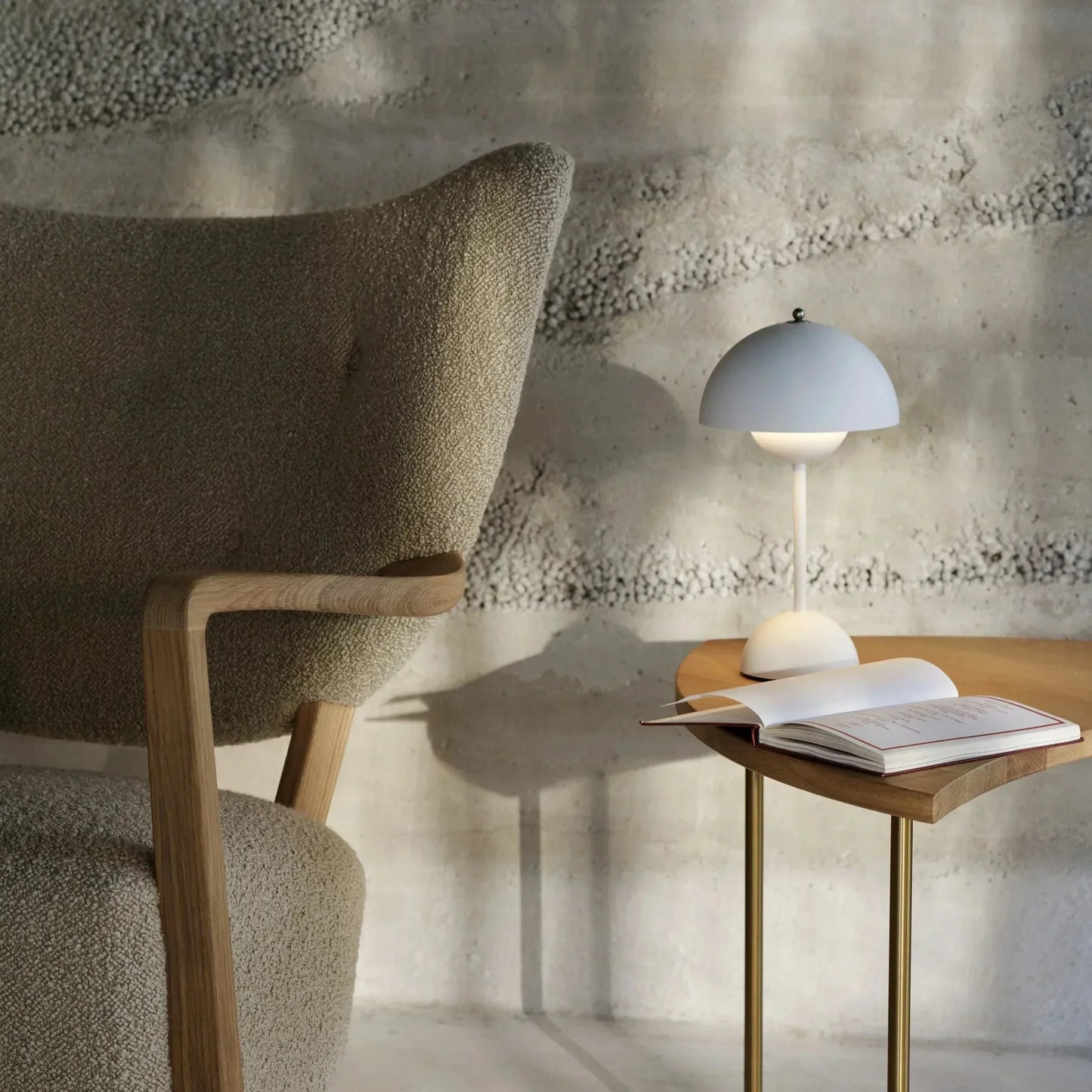 Lámpara de mesa con cúpula blanca y luz LED