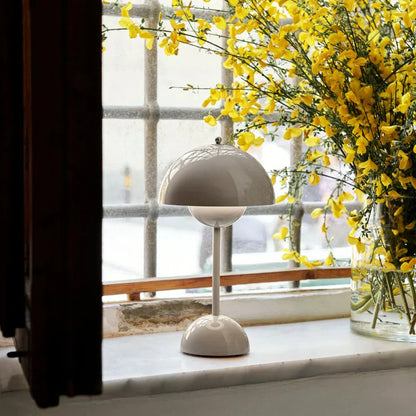 Lámpara de mesa con cúpula blanca y luz LED