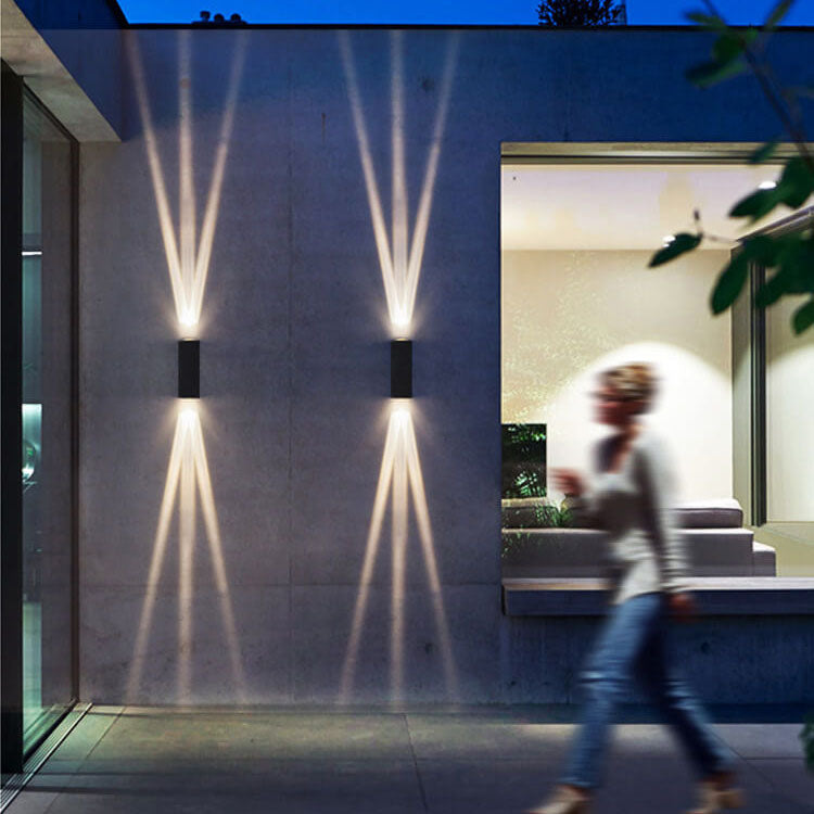 Lámpara de pared moderna negra para exterior con luz LED