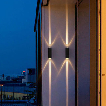 Lámpara de pared moderna negra para exterior con luz LED