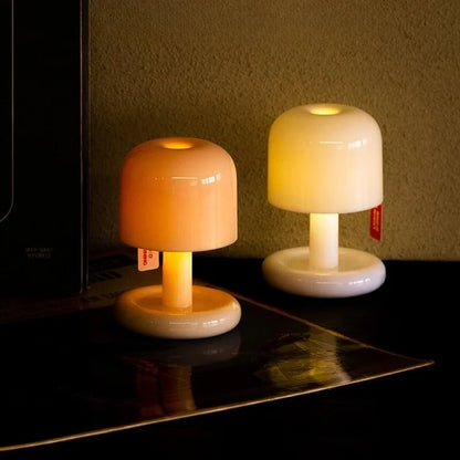 Lámpara de mesa con luz suave de resplandor al atardecer