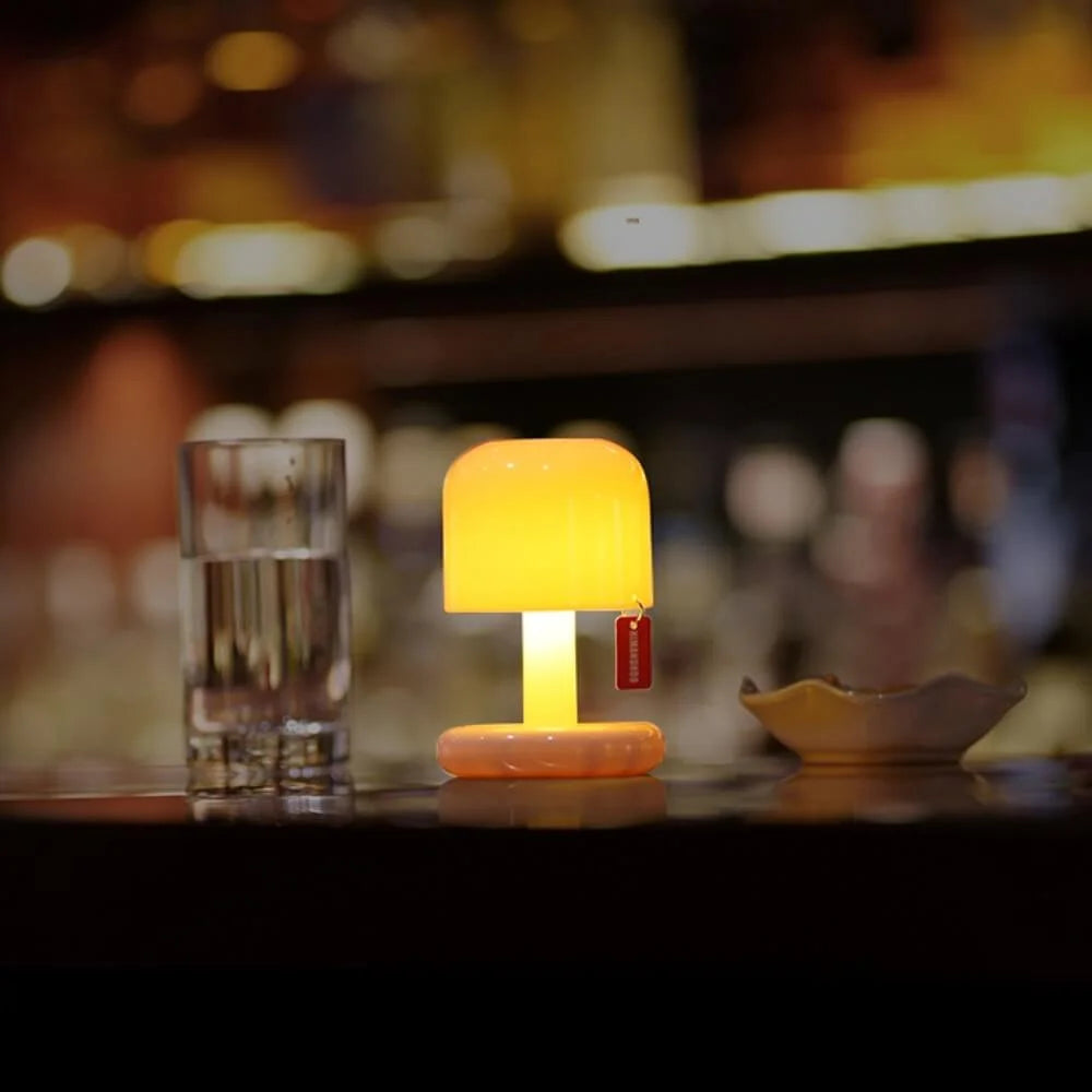 Lámpara de mesa con luz suave de resplandor al atardecer
