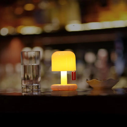 Lámpara de mesa con luz suave de resplandor al atardecer
