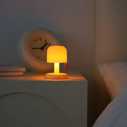 Lámpara de mesa con luz suave de resplandor al atardecer