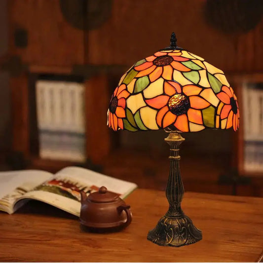 Lámpara de mesa de vidrieras con diseño floral