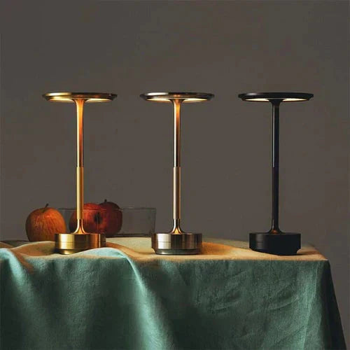 Lámpara de mesa dorada inalámbrica LED para uso en interiores