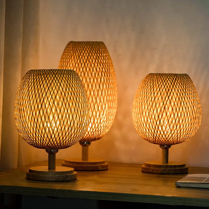 Lámpara de mesa con pantalla tejida de bambú natural