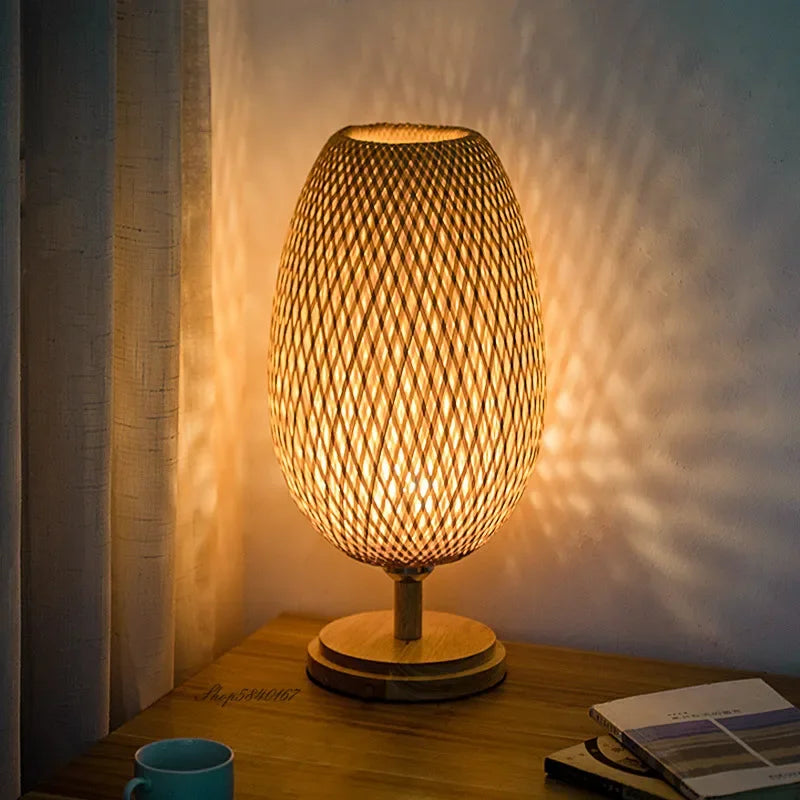 Lámpara de mesa con pantalla tejida de bambú natural