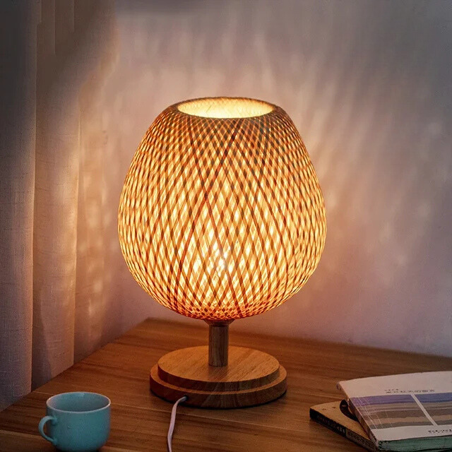 Lámpara de mesa con pantalla tejida de bambú natural