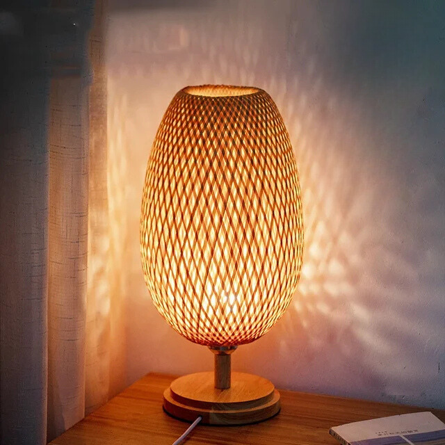 Lámpara de mesa con pantalla tejida de bambú natural
