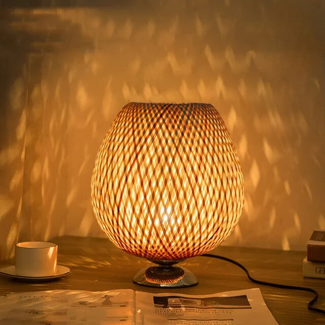Lámpara de mesa con pantalla tejida de bambú natural